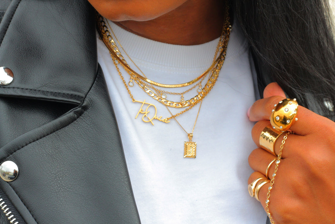 Custom name necklace in gold plating, personalized jewelry with a delicate chain and script lettering, perfect gift for women or everyday wear.