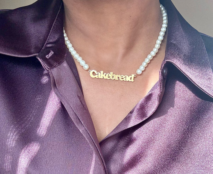 Pearl choker necklace with gold plated clasp, trendy and elegant fashion jewelry piece, great for everyday wear or special occasions.