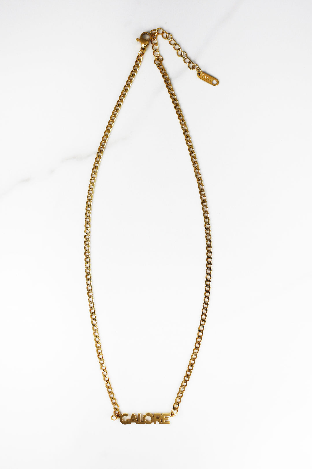 Custom name necklace in gold plating, personalized jewelry with a delicate chain and script lettering, perfect gift for women or everyday wear.