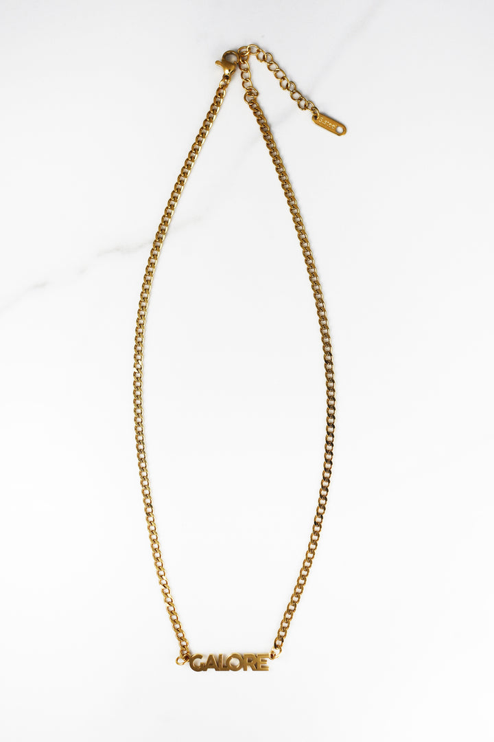 Custom name necklace in gold plating, personalized jewelry with a delicate chain and script lettering, perfect gift for women or everyday wear.