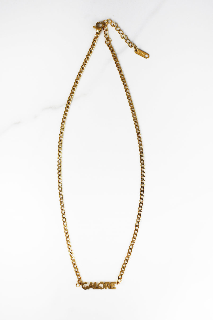 Custom name necklace in gold plating, personalized jewelry with a delicate chain and script lettering, perfect gift for women or everyday wear.