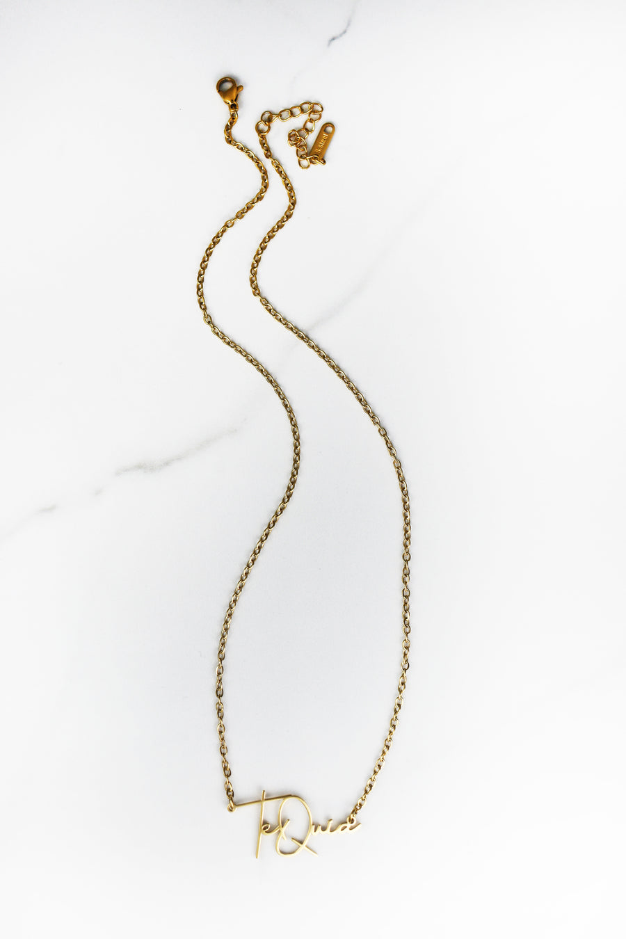 Custom name necklace in gold plating, personalized jewelry with a delicate chain and script lettering, perfect gift for women or everyday wear.